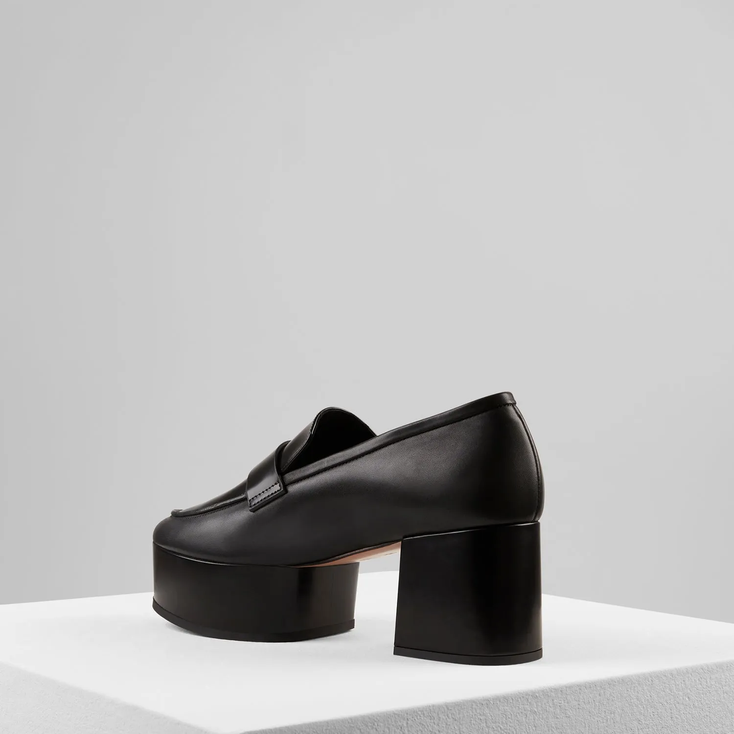 Myla Loafers in Nero